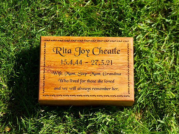 Iroko-memorials Iroko memorial plaque.